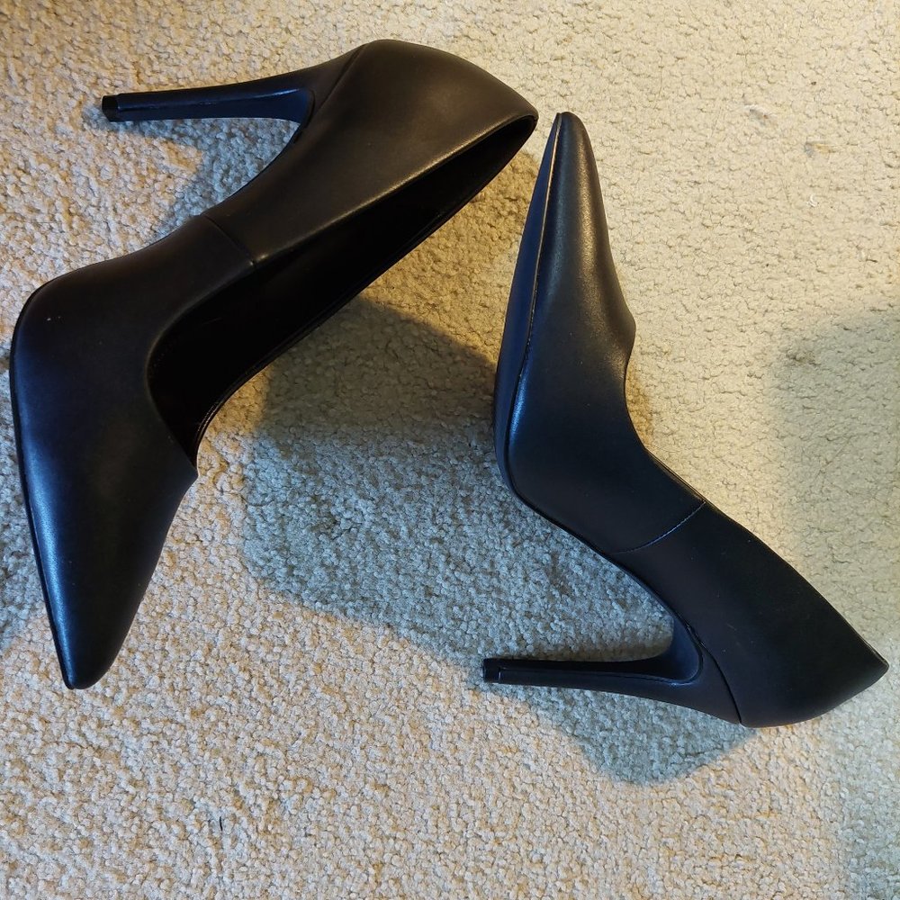 JustFab Gisselle classic black pump NWT